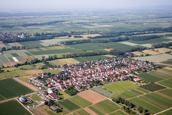 Vue aérienne de Vue des rues et des maisons dans les quartiers résidentiels à Altdorf dans le département Rhénanie-Palatinat, Allemagne