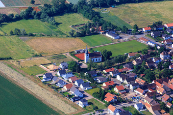 Vue aérienne de Église du château sur le terrain de sport du SV Altdorf Böbingen 1958 à Altdorf dans le département Rhénanie-Palatinat, Allemagne