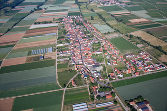 Vue aérienne de Vue sur le village à Böbingen dans le département Rhénanie-Palatinat, Allemagne