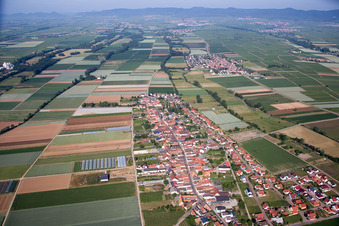 Vue aérienne de Vue sur le village à Böbingen dans le département Rhénanie-Palatinat, Allemagne