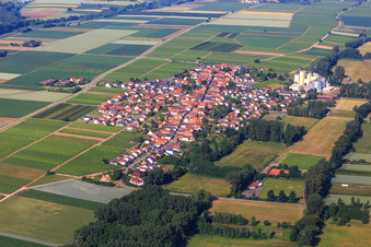 Vue aérienne de Vue d'ensemble du village depuis l'est à Freimersheim dans le département Rhénanie-Palatinat, Allemagne