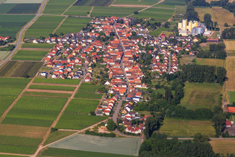Vue aérienne de Vue d'ensemble du village depuis l'est à Freimersheim dans le département Rhénanie-Palatinat, Allemagne