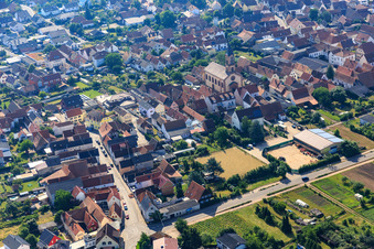 Vue aérienne de Bahnhofstraße x Hauptstr à Zeiskam dans le département Rhénanie-Palatinat, Allemagne