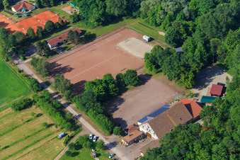 Vue aérienne de Salle des Oldtimerfreunde Ottersheim eV et terrains de sport du Tennisclub TC86 Ottersheim à Ottersheim bei Landau dans le département Rhénanie-Palatinat, Allemagne