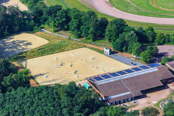 Vue aérienne de Club de course et d'équitation Herxheim eV à Herxheim bei Landau dans le département Rhénanie-Palatinat, Allemagne