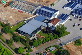 Quartier Lanzet à l'ouest avec chantier de construction des nouveaux bâtiments EDEKA Albrecht et Hagebau Kompakt - Gillet Baustoffe GmbH à Herxheim bei Landau dans le département Rhénanie-Palatinat, Allemagne d'en haut