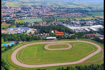 Vue aérienne de Circuit de course sur sable/speedway de l'Association de sport automobile de Herxheim à Herxheim bei Landau dans le département Rhénanie-Palatinat, Allemagne