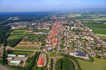 Vue aérienne de Vue de la ville depuis l'est à Kandel dans le département Rhénanie-Palatinat, Allemagne