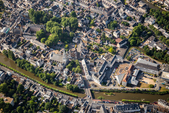 Vue aérienne de Rivière - Ouvrage du pont de la rue Poterie sur le Loir à Vendôme à Vendôme dans le département Loir et Cher, France