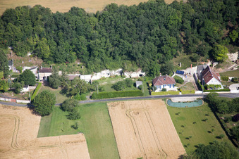 Vue aérienne de Habitations troglodytes de tuf sur le Loir à Thoré-la-Rochette à Thoré-la-Rochette dans le département Loir et Cher, France