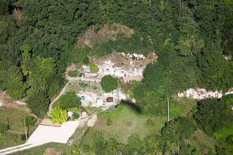 Vue oblique de Habitations troglodytes de tuf sur le Loir à Thoré-la-Rochette à Thoré-la-Rochette dans le département Loir et Cher, France