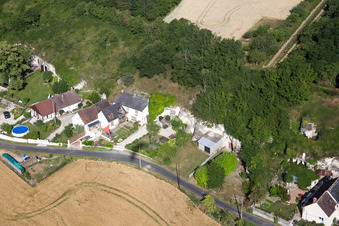 Photographie aérienne de Habitations troglodytes en tuf sur le Loir à Lunay dans le département Loir et Cher, France