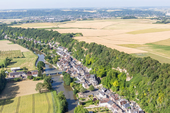 Vue aérienne de Rivière - Pont sur le Loir à Les Roches-l'Évêque dans le département Loir et Cher, France