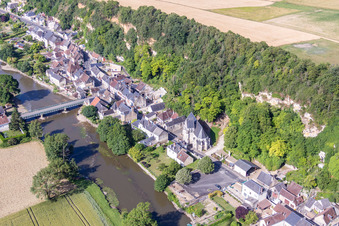 Vue aérienne de Rivière - Pont sur le Loir à Les Roches-l'Évêque dans le département Loir et Cher, France