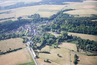 Vue aérienne de Lavardin dans le département Loir et Cher, France