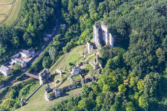 Vue aérienne de Complexe du Château de Lavardin à Lavardin dans le département Loir et Cher, France