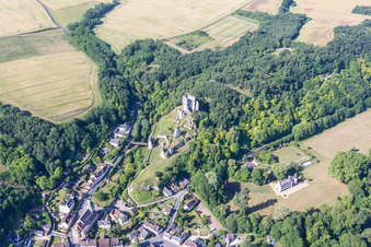 Vue aérienne de Complexe du Château de Lavardin à Lavardin dans le département Loir et Cher, France