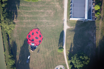 Vue aérienne de Préparation du lancement du ballon à Onzain dans le département Loir et Cher, France