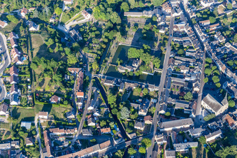 Vue aérienne de Château d'eau Hôtel Les Douves à Onzain dans le département Loir et Cher, France