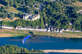 Vue aérienne de Château de Chaumont, sur la Loire. Au premier plan, un parapente. à Chaumont-sur-Loire dans le département Loir et Cher, France