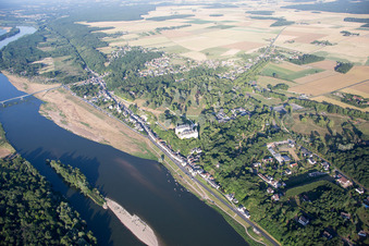 Chaumont-sur-Loire dans le département Loir et Cher, France vue du ciel