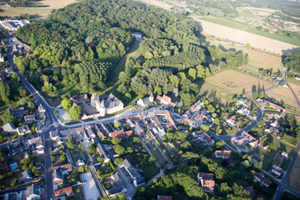 Vue aérienne de Parc du château de Fougères-sur-Bièvre à Fougères-sur-Bièvre dans le département Loir et Cher, France