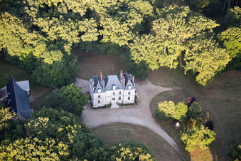 Vue aérienne de Parc du château de Fougères-sur-Bièvre à Fougères-sur-Bièvre dans le département Loir et Cher, France