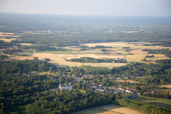 Vue aérienne de Complexe du château Cheverny - Château de Cheverny à Cheverny dans le département Loir et Cher, France
