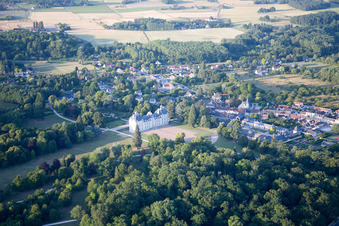 Vue oblique de Complexe du château Cheverny - Château de Cheverny à Cheverny dans le département Loir et Cher, France