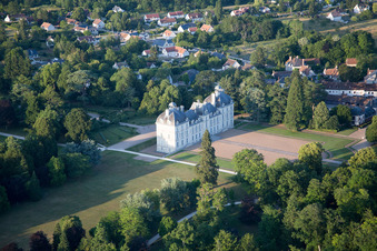 Complexe du château Cheverny - Château de Cheverny à Cheverny dans le département Loir et Cher, France d'en haut