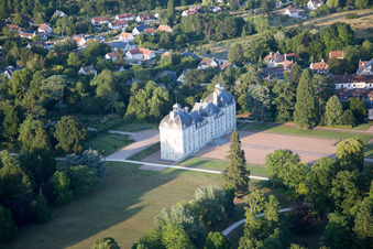 Complexe du château Cheverny - Château de Cheverny à Cheverny dans le département Loir et Cher, France hors des airs