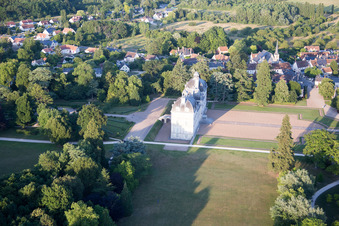 Complexe du château Cheverny - Château de Cheverny à Cheverny dans le département Loir et Cher, France vue d'en haut