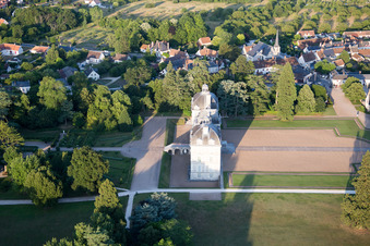 Complexe du château Cheverny - Château de Cheverny à Cheverny dans le département Loir et Cher, France depuis l'avion