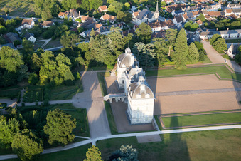 Vue d'oiseau de Complexe du château Cheverny - Château de Cheverny à Cheverny dans le département Loir et Cher, France