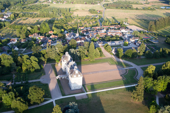 Complexe du château Cheverny - Château de Cheverny à Cheverny dans le département Loir et Cher, France vue du ciel