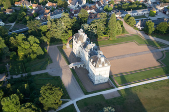 Enregistrement par drone de Complexe du château Cheverny - Château de Cheverny à Cheverny dans le département Loir et Cher, France