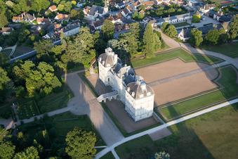 Image drone de Complexe du château Cheverny - Château de Cheverny à Cheverny dans le département Loir et Cher, France