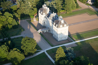 Complexe du château Cheverny - Château de Cheverny à Cheverny dans le département Loir et Cher, France du point de vue du drone