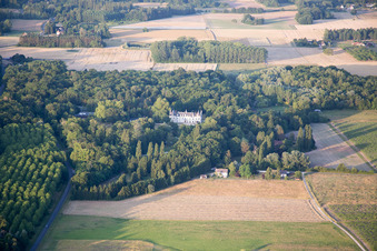 Vue d'oiseau de Cheverny dans le département Loir et Cher, France