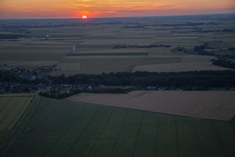 Vue aérienne de Coucher de soleil sur le paysage de la vallée de la Loire à Landes-le-Gaulois dans le département Loir et Cher, France