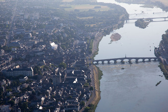 Blois dans le département Loir et Cher, France vu d'un drone