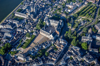 Vue aérienne de Complexe du château Blois - Château Royal de Blois et le musée d'art Musée des Beaux-Arts à Blois dans le département Loir et Cher, France