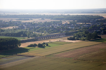 Vue aérienne de Viaduc près de Vineuil/Loire à Vineuil dans le département Loir et Cher, France