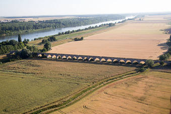 Vue aérienne de Viaduc près de Vineuil/Loire à Vineuil dans le département Loir et Cher, France