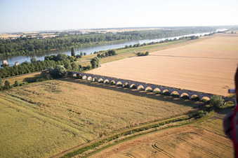 Vue oblique de Viaduc près de Vineuil/Loire à Vineuil dans le département Loir et Cher, France