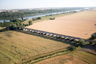 Viaduc près de Vineuil/Loire à Vineuil dans le département Loir et Cher, France d'en haut