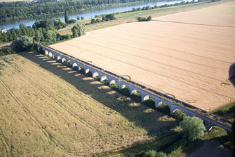 Viaduc près de Vineuil/Loire à Vineuil dans le département Loir et Cher, France depuis l'avion