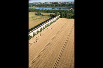 Viaduc près de Vineuil/Loire à Vineuil dans le département Loir et Cher, France du point de vue du drone