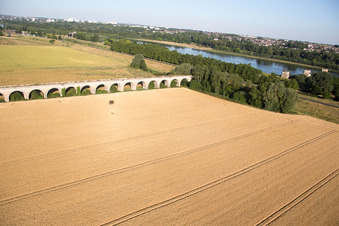 Viaduc près de Vineuil/Loire à Vineuil dans le département Loir et Cher, France d'un drone