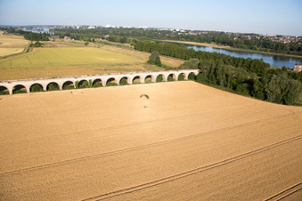 Viaduc près de Vineuil/Loire à Vineuil dans le département Loir et Cher, France vu d'un drone